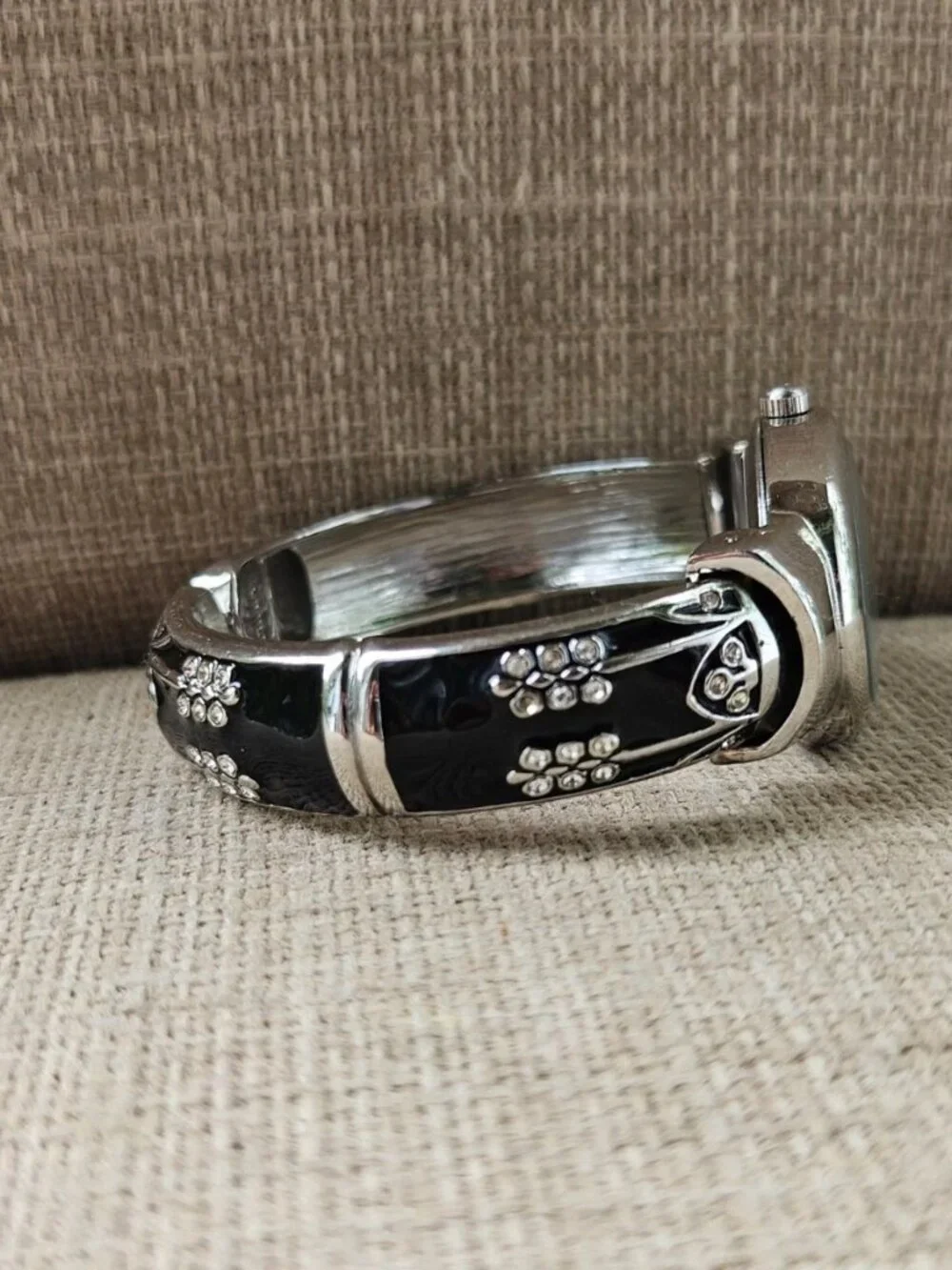 Fashion Women Wristwatch Black/Silver Tone Cuff Band Quartz Analog Watch Unbran